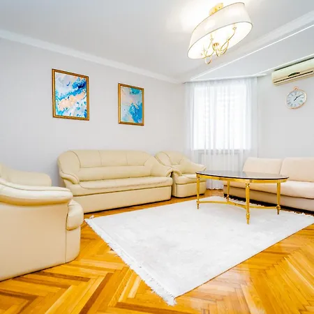 2 In The Center Apartment